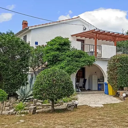 Pet Friendly In With Kitchen