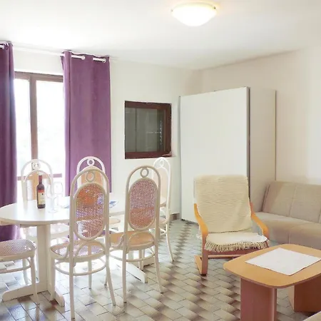 Pet Friendly In With Kitchen
